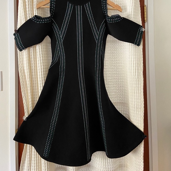 ✨ Guess A-Line, shoulder cut out dress - Picture 2 of 4